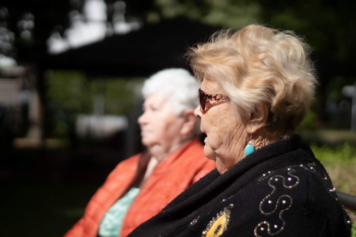 Bewohnerinnen im Garten des Jüdischen Seniorenheims